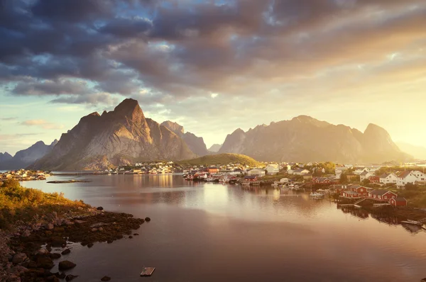 Летний восход солнца, деревня Рейне, Лофотенские острова, Норвегия — стоковое фото