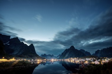 günbatımı zamanı Reine Köyü, Lofoten Adaları, Norveç