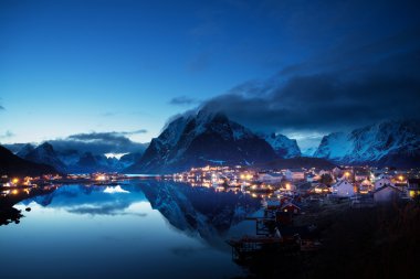 günbatımı Reine Köyü, Lofoten Adaları, Norveç