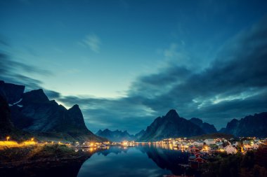 günbatımı zamanı Reine Köyü, Lofoten Adaları, Norveç