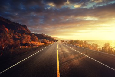 Gün doğumunda deniz kenarındaki yol, Lofoten Adası, Norveç