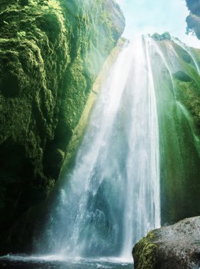  Gljufrabui şelaleler içinde bir mağarada, İzlanda