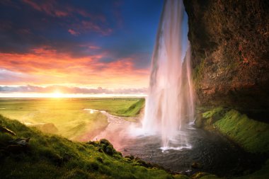 Gün batımında Seljalandsfoss Şelalesi, İzlanda