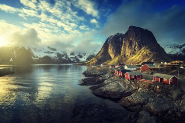 Balık tutma Hut'ta bahar günbatımı - Reine, Lofoten Adaları, Norveç