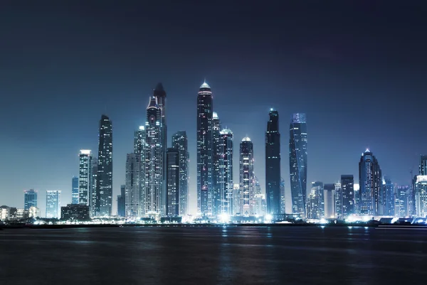 Panorama dos arranha-céus em Dubai Marina, horário de pôr do sol, Emirados Árabes Unidos — Fotografia de Stock