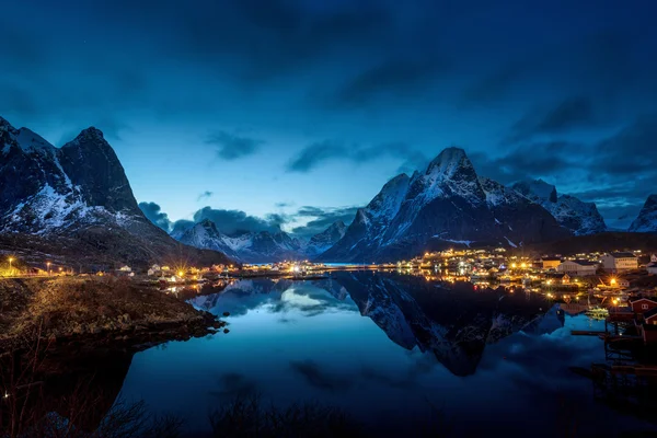 レーヌの村、ノルウェーのロフォーテン諸島の夕焼け — ストック写真