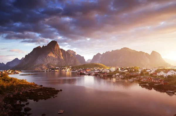 Nyári sunrise, Reine Village, szigetek Lofoten, Norvégia — Stock Fotó