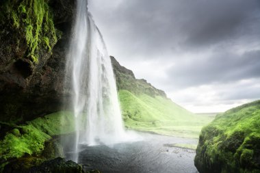 Yaz mevsiminde Seljalandfoss Şelalesi, İzlanda