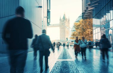 İş adamları, modern binalar ve Tower Bridge, Londra, İngiltere