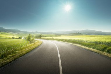 Toskana İtalya 'da asfalt yol