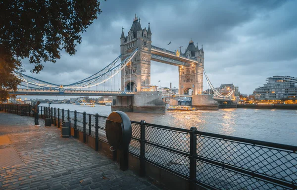 ロンドンのタワーブリッジ イギリス 日没時 — ストック写真