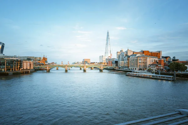 从英国千禧桥看伦敦天际线上的落日 — 图库照片