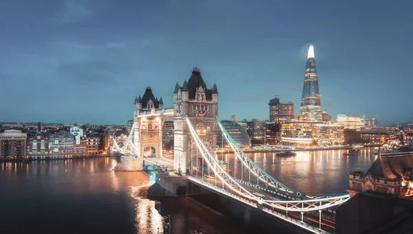伦敦塔桥和天际线的空中景观 — 图库照片