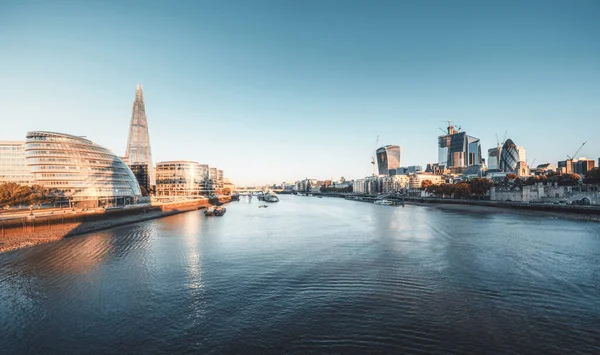 ロンドンの朝 英国のタワーブリッジからテムズ川 — ストック写真