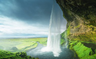 Yaz mevsiminde Seljalandfoss Şelalesi, İzlanda