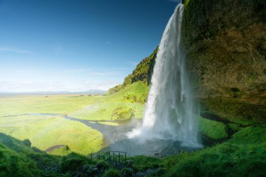 Yaz mevsiminde Seljalandfoss Şelalesi, İzlanda