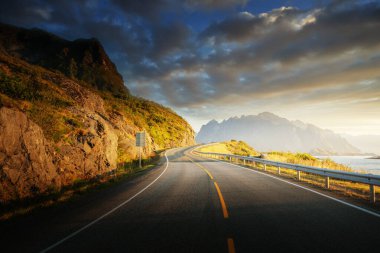 Gün doğumunda deniz kenarındaki yol, Lofoten Adası, Norveç