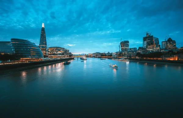 英国タワーブリッジからロンドンのスカイライン — ストック写真