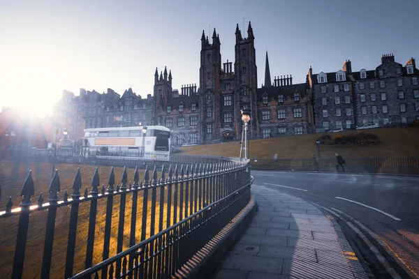 イギリス スコットランドのエディンバラ大学と道路 — ストック写真