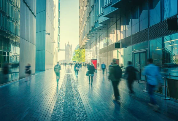 ビジネス界 近代的な建物とタワーブリッジ ロンドン イギリス — ストック写真
