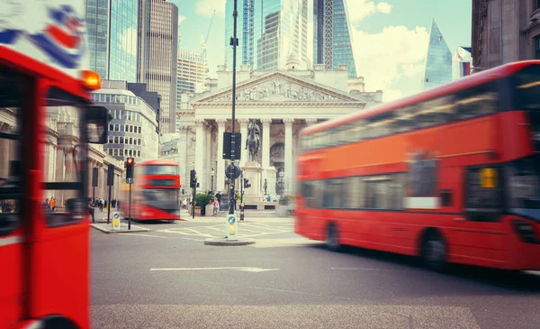 Royal Exchange Londres Com Ônibus Vermelho — Fotografia de Stock