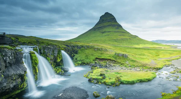 Wodospad Kirkjufellsfoss Góra Kirkjufell — Zdjęcie stockowe