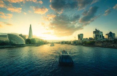 Tower Bridge, İngiltere 'den Londra silueti.