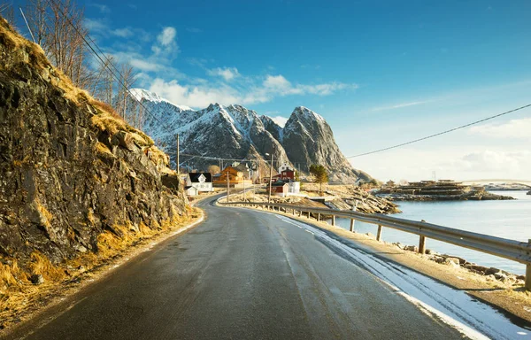 Strada Con Montagne Neve Sfondo Villaggio Pescatori Primavera Reine Lofoten — Foto Stock