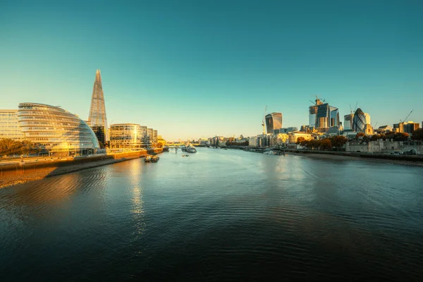 Rano Londynie Rzeka Tamiza Tower Bridge Wielka Brytania — Zdjęcie stockowe