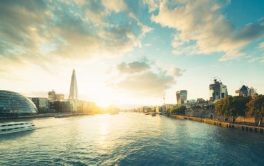 Tower Bridge, İngiltere 'den Londra silueti.
