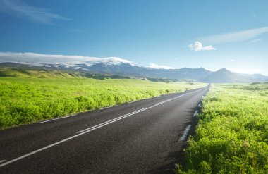 Yazın yol güneşli İzlanda