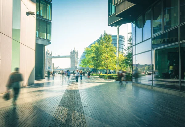 Hommes Affaires Bâtiments Modernes Tower Bridge Londres Royaume Uni — Photo