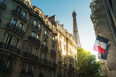 Paris 'te Eyfel Kulesi yakınlarında bir bina.