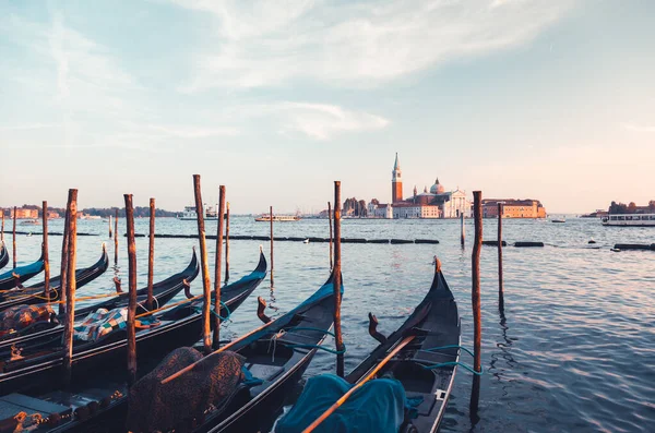 ヴェネツィアのグランド運河とサン ジョルジョ マッジョーレ教会のゴンドラ ストック写真