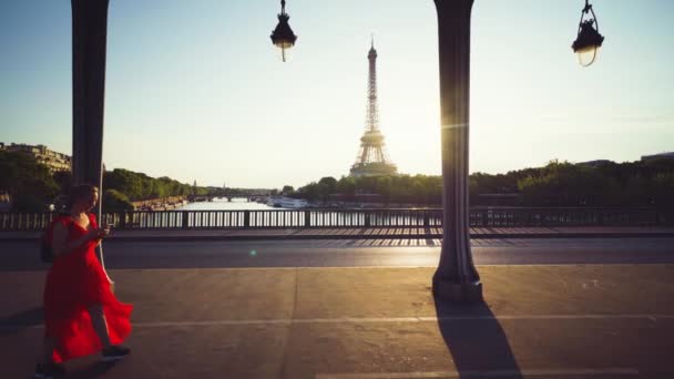 Mujer Rojo Teléfono Torre Eiffel París — Vídeos de Stock