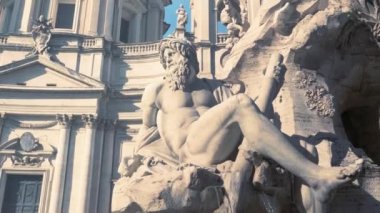 Zeus heykeli Bernini 'nin Roma' daki Navona Meydanı 'ndaki Dört Nehir çeşmesinde.