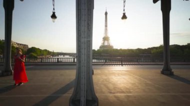 Kırmızılı kadın, beyaz telefon ve Eyfel Kulesi, Paris