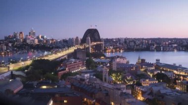 Sydney 'nin Avustralya' daki Harbour Köprüsü 'ndeki zaman ayarlı hava görüntüsü