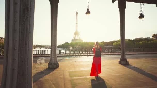 Femme Rouge Téléphone Blanc Tour Eiffel Paris — Video