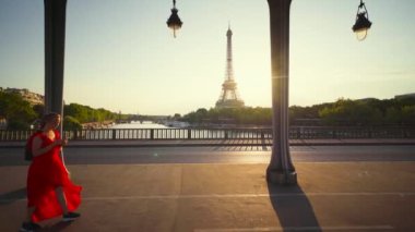 Kırmızılı kadın, beyaz telefon ve Eyfel Kulesi, Paris