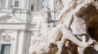 Zeus heykeli Bernini 'nin Roma' daki Navona Meydanı 'ndaki Dört Nehir çeşmesinde.