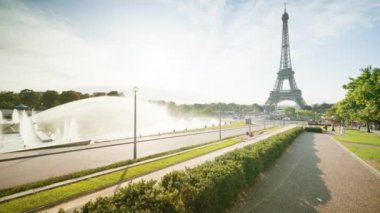 Eiffel Kulesi 'nde sabahın erken saatlerinde, Paris, Fransa