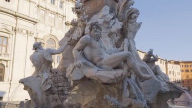 Zeus heykeli Bernini 'nin Roma' daki Navona Meydanı 'ndaki Dört Nehir çeşmesinde.