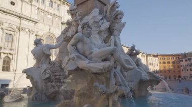 Zeus heykeli Bernini 'nin Roma' daki Navona Meydanı 'ndaki Dört Nehir çeşmesinde.