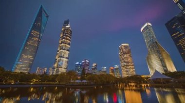 Lujiazui Finans Merkezi, Şangay, Çin 'deki hiper sapma parkı.