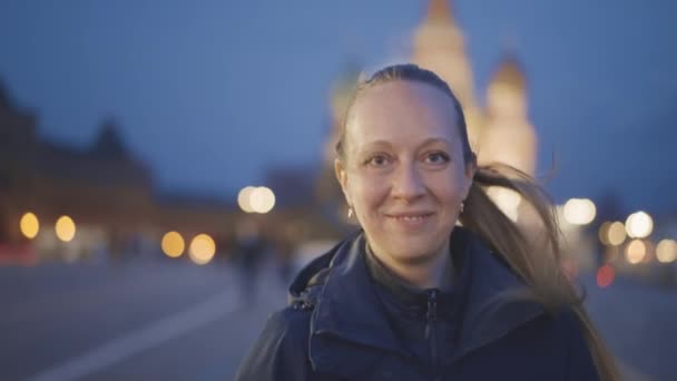 Glückliche Russische Frau Auf Dem Roten Platz Nach Sonnenuntergang Moskau — Stockvideo