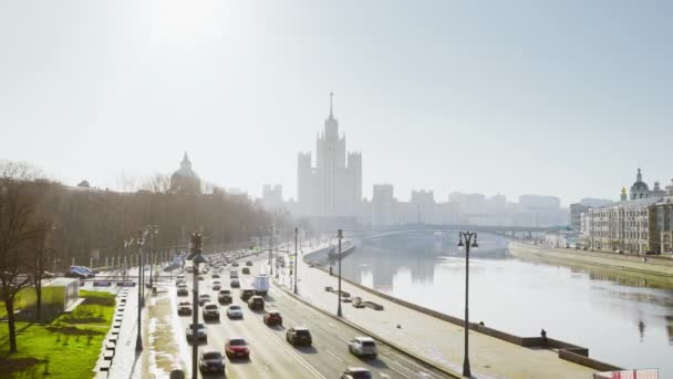 Widok Rzekę Wiosna Rano Kotelnicheskaya Nasyp Dużego Mostu Moskwa Rosja — Wideo stockowe