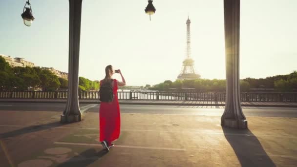 Kobieta Czerwonej Sukience Telefonem Wieżą Eiffla Paryż — Wideo stockowe
