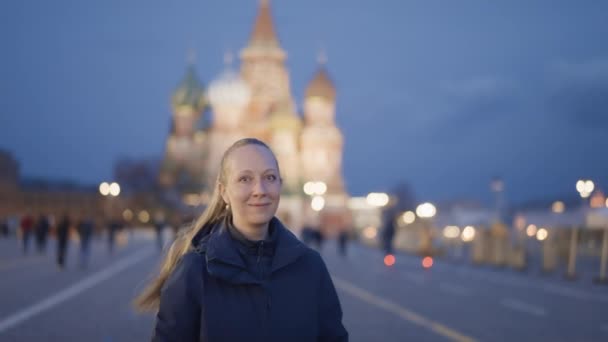 Glückliche Russische Frau Auf Dem Roten Platz Nach Sonnenuntergang Moskau — Stockvideo
