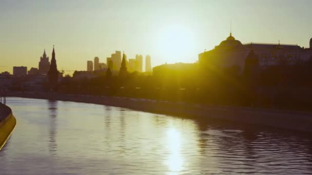 莫斯科河和俄罗斯克里姆林宫宫殿的过山车 — 图库视频影像